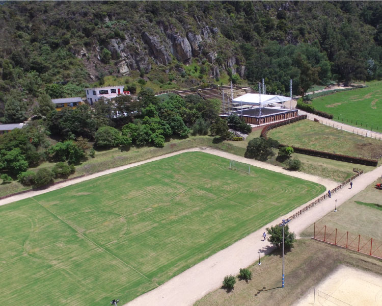 Cancha de Fútbol y Tarima 